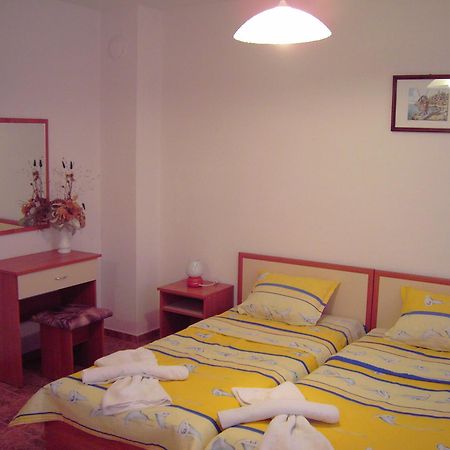 Nelly Guest House Ravda ภายนอก รูปภาพ